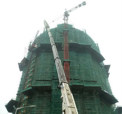 开封吊车在工地上作业